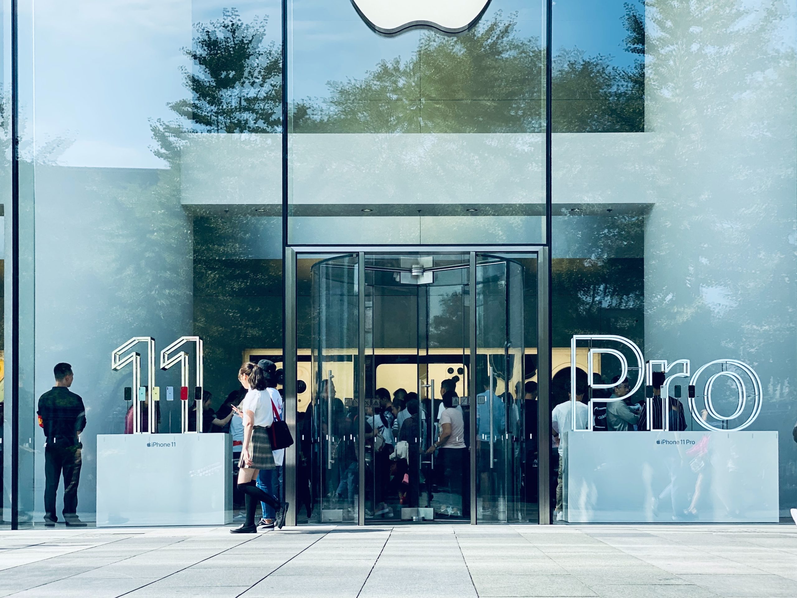 Geofencing vs Geotargeting Whats the Difference - Apple Store